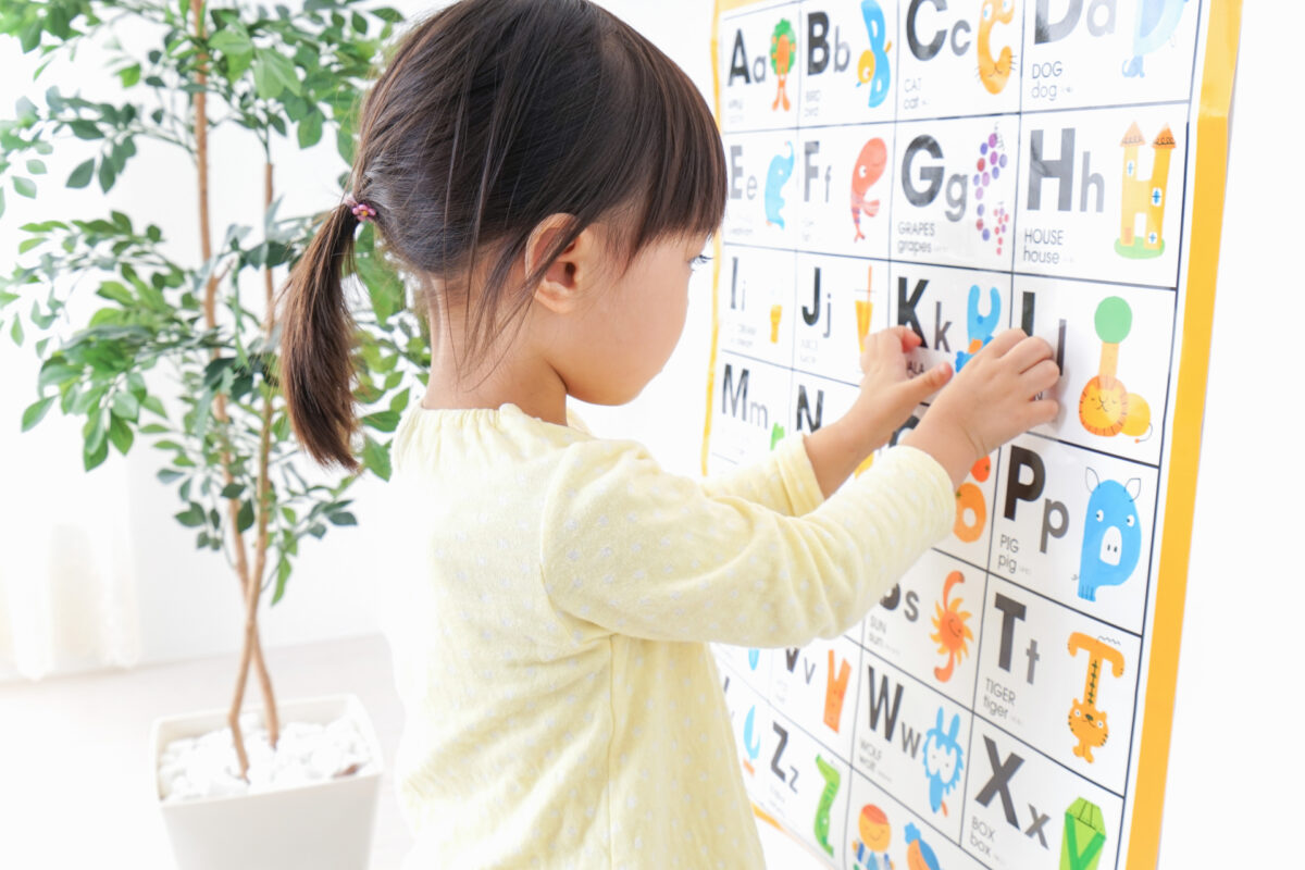 英語教室で英語の勉強をする子ども