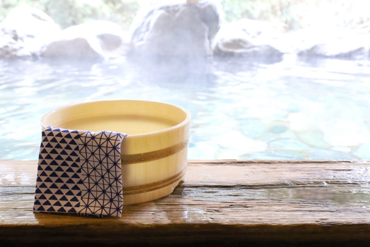 銭湯（大浴場と風呂桶と手ぬぐい）