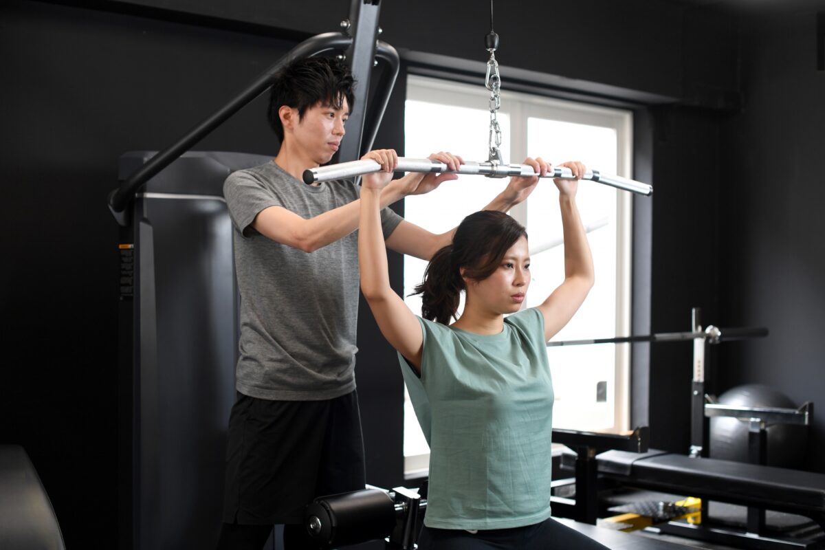 パーソナルジムでのトレーニング風景